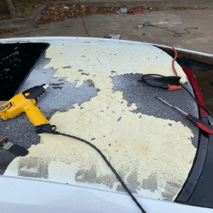 Ako bezpečne odstrániť vinylovú fóliu na aute