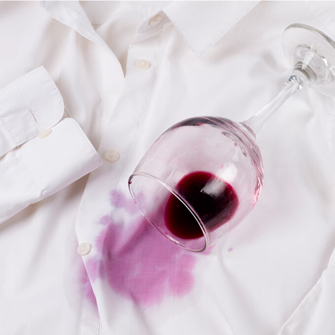 Ako odstrániť škvrny od červeného vína z oblečenia, kobercov a nábytku