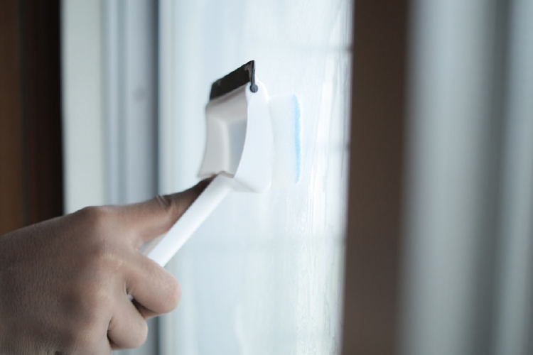 Odstránenie starého polepu okien