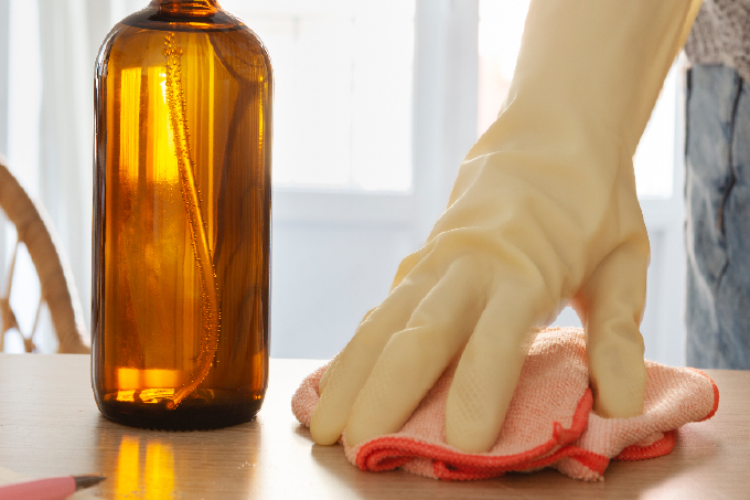 biely ocot odstraňuje lepidlo po samolepkách