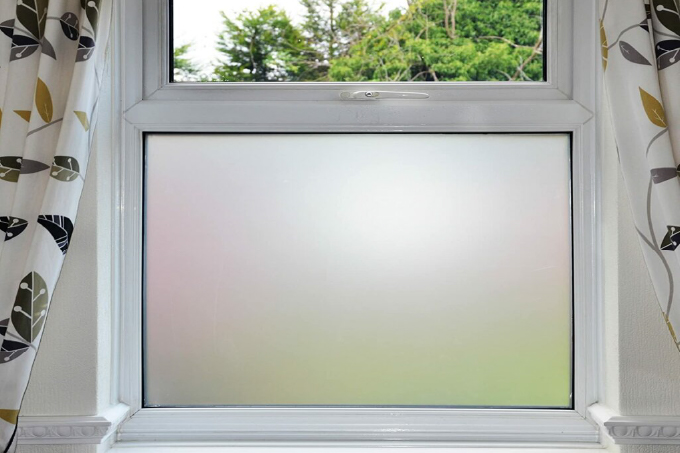 Technika mliečneho skla pre lepšie súkromie