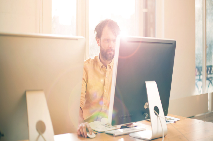 Odstráňte nepríjemné odlesky za pomoci fólie